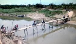 Potret Warga Bertaruh Nyawa Seberangi Jembatan Darurat di Sungai Perbatasan Demak-Kudus