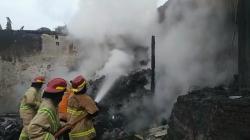 Gudang Kasur di Gunungguruh Sukabumi Terbakar, Api Merembet ke Rumah Warga