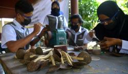 Potret Milenial Membuat Kerajinan Sendok dari Batok Kelapa