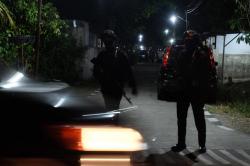 Polisi Berjaga di Asrama Grogol Indah Baru Pasca Terjadinya Ledakan