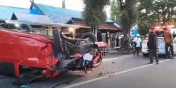 Detik-detik Minibus Hilang Kendali Tabrak Sejumlah Motor yang Terparkir di Tepi Jalan
