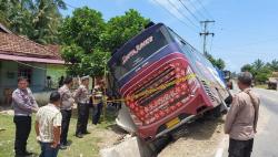 Bus Rombongan Atlet Karate Terperosok Masuk Drainase di Jalinsum, 3 Orang Terluka