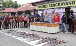 98 Senpi Rakitan Diserahkan Warga Bengkayang ke Polisi, Ada Lantak, Bomen hingga Pistol