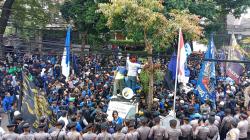  Protes Sistem Ticketing, Ribuan Bobotoh Geruduk Kantor Manajemen Persib<
