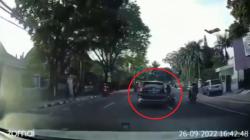 Viral Pengendara Motor Jatuh akibat Tersenggol Minibus di Jalan Wastukancana Bandung <