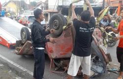 Mobil Hancur Tabrak Pembatas Jalan sampai Terbalik, Pengemudi Hanya Luka Ringan