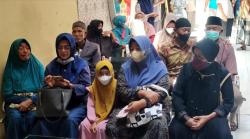 Gagal Berangkat Diduga Ditipu Travel, Puluhan Calon Jamaah Umrah Geruduk Polres Kediri Kota