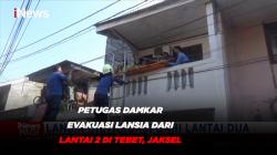 Seorang lansia mendapatkan  penangan medis di Tebet, Jakarta Selatan