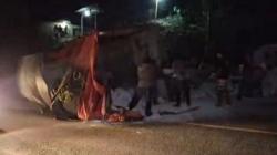 Truk Rem Blong Terguling dan Tutup Jalur Limbangan Garut, Lalu Lintas Macet Parah