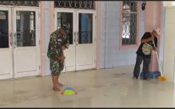 HUT Ke-77 TNI, Prajurit Kodim OKI Bersihkan Masjid dan Terminal