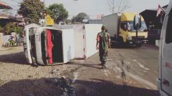 Sopir Diduga Ngantuk, Mobil Boks Oleng lalu Terguling di Jalan Raya Bandung-Cianjur<
