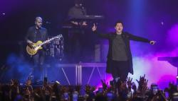 Aksi The Script Menghibur Penggemar Bawakan Lagu Superheroes