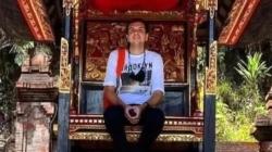 Ulah Bule Duduki Tempat Suci di Bali, PHDI Ingatkan Jangan Cari Sensasi Demi Konten