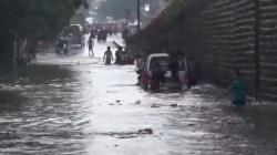 Kota Cimahi Diterjang Banjir, Mobil Terjebak Genangan di Cimindi, Lalu Lintas Macet