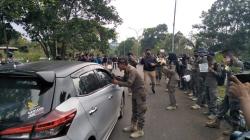 Honorer Satpol PP KBB yang Dirumahkan Gelar Aksi Bagikan Bunga di Kompleks Pemda<
