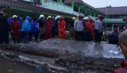 Suasana MTS Negeri 19 Pondok Labu, Tim SAR Masih Cari Korban Tertimpa Tembok
