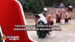  Tantang Maut, Siswa di Madina Seberangi Sungai Berarus Deras