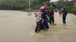 Jalan Nasional Lintas Cianjur Selatan Terendam, Kantor Koramil Kebanjiran<
