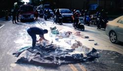 Pecah Ban, Truk Terguling di Jalan Solo-Semarang, Ratusan Kaleng Cat Tumpah Berserakan<