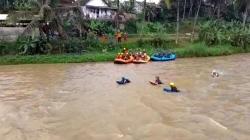 Tim SAR Gabungan Cari Pengendara Motor Korban Banjir Bandang di Cihaurbeuti Ciamis<