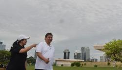Momen Puan Maharani - Airlangga Hartarto Jalan Santai Sambil Bahas Pemilu 2024