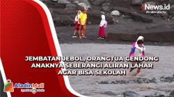 Puluhan Murid SD di Lumajang Harus Digendong Melewati Aliran Lahar agar Bisa Sekolah