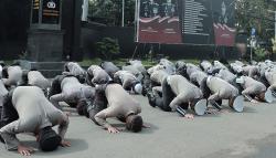 Polisi Sujud Massal Minta Maaf Tragedi Kanjuruhan, Anggota DPR: Langkah Seperti Ini Perlu Dilakukan