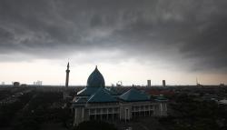 Gubernur Khofifah Imbau Masyarakat Waspada Cuaca Ekstrem dan Bencana Hidrometeorologi 