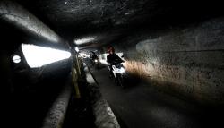 Melintasi 'Jalan Tikus' di Kolong Tol Jagorawi yang Ada Sejak Tahun 1980-an