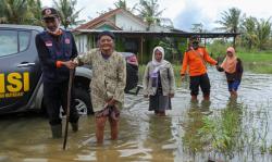  Banjir Cilacap Surut, Warga Cek Kesehatan Keluhkan Pegal, Diare, Gatal dan Batuk Pilek
