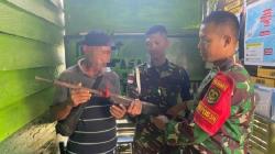 Warga Ini Serahkan Senjata Rakitan ke Prajurit TNI, Selama Ini Disimpan di Kebun