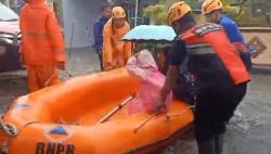 Jembrana Dikepung Banjir, Sekolah Diliburkan, Siswa Dijemput Pakai Perahu Karet