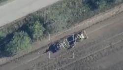 Rekaman Detik-Detik Drone Bunuh Diri Rusia Hantam Kendaraan Tempur Ukraina, termasuk Buatan AS