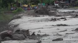 Banjir Lahar Dingin Terjang Lumajang, Warga Antre Berjam-jam untuk Melintasi Jembatan