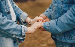 FWB adalah Singkatan Friend With Benefits, Hubungan Tanpa Ikatan yang Berisiko