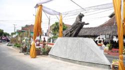 Maestro Nyoman Nuarta Persembahkan Patung Maung Lodaya di Cigugur Kuningan<