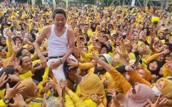 Ganasnya Emak-Emak Purwakarta Keroyok dan Paksa Dedi Mulyadi Buka Baju