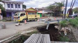 Awas, Jalan Provinsi Penghubung Padalarang-Cisarua Longsor, Satu Lajur Digunakan