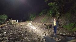 Jalur Wisata Senggigi-Pemenang Belum Bisa Dilewati, Jalan Masih Tertimbun Material Longsor