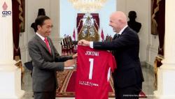 Momen Jokowi Dihadiahi Bola dan Jersey oleh Presiden FIFA