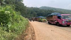 Jalan Licin, Truk Sampah ke TPA Sarimukti KBB Terjebak Macet Seharian