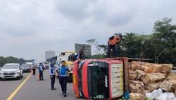Truk Terguling di Tol Jagorawi gegara Pecah Ban