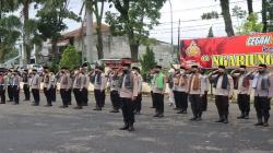 Sambut Hari Santri, Personel Polres Garut Wajib Pakai Peci dan Sarung di Pundak<