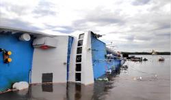 Detik-detik KM Satya Kencana III Terbalik di Pelabuhan Kumai, 8 Fuso dan 2 Minibus Masih Terjebak