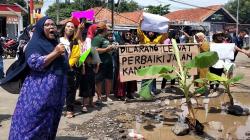Emak-Emak Balongan Indramayu Geram, Blokade Jalan Rusak TKP Kecelakaan Maut