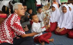  Decak Kagum Ganjar Lihat Kelincahan Anak-anak SD jadi Pengrawit, Sinden hingga Dalang