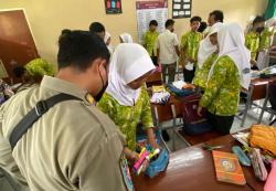 Waduh, Sat Pol PP Razia Temukan Siswa Bawa Gambar Palu Arit dan Sabun Berlubang