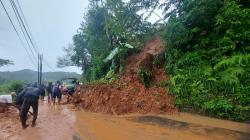 Tebing Setinggi 10 Meter Longsor, Jalan KBB-Cianjur Selatan Sempat Lumpuh