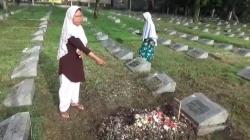 Anak Perempuan Korban Pembunuhan di Cimahi Dimakamkan 1 Liang Lahad dengan Neneknya