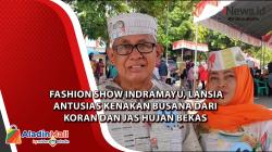 Fashion Show Indramayu, Lansia Antusias Kenakan Busana dari Koran dan Jas Hujan Bekas